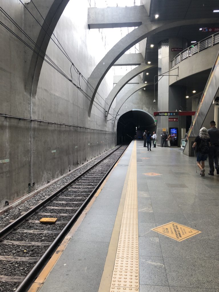 A arquitetura da estação se destaca em meio ao bairro